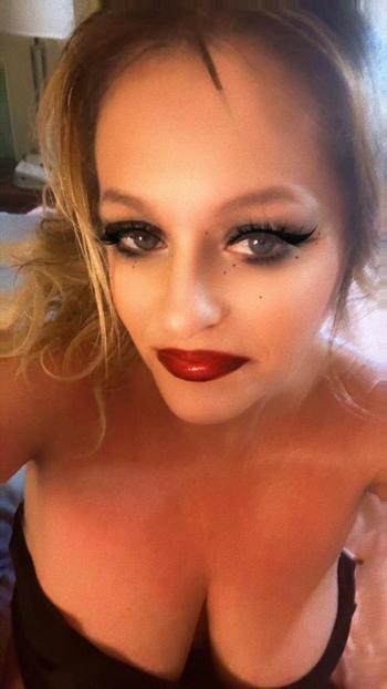 Tina, 48  female escort, Hickory